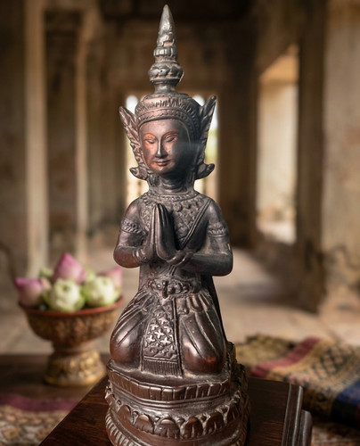 Betende thai tempelfigur - betende,
