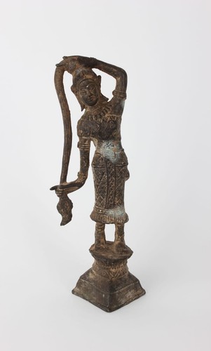 Statuette der phra - mae, thorani