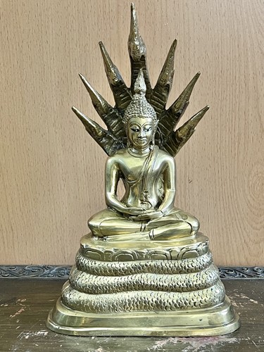 Meditierender buddha mit naga - mit,
