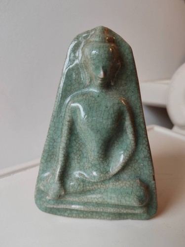 Sitzender buddha aus keramik - buddha,