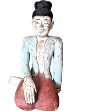 Antike Holzfigur kniend